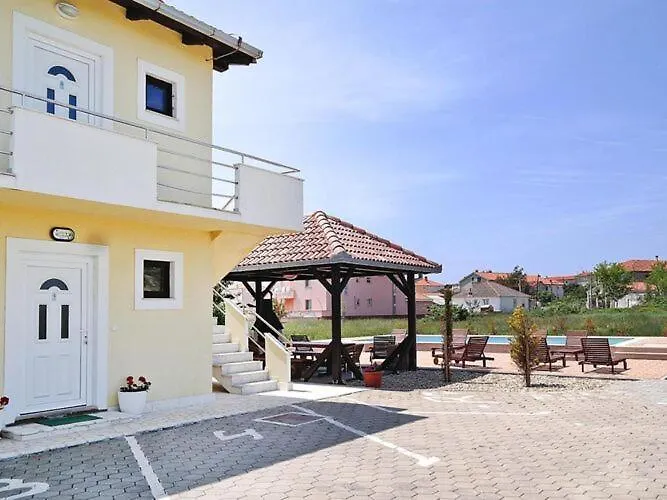 Hébergement de vacances Apartments Lug 2, New And Comfortable With Pool Privlaka